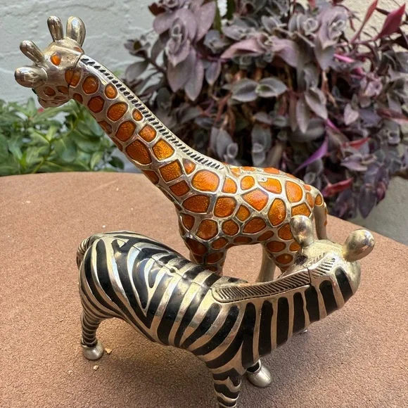 Godinger - Adorable Safari Giraffe and Zebra Salt/Pepper Shakers - Picture 7 of 7